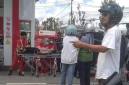 Ibu-ibu pingsan ketika mengantre BBM di Kobar. (Foto: Istimewa)