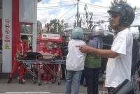 Ibu-ibu pingsan ketika mengantre BBM di Kobar. (Foto: Istimewa)