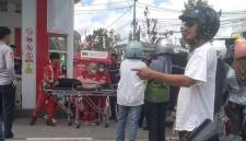 Ibu-ibu pingsan ketika mengantre BBM di Kobar. (Foto: Istimewa)
