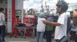 Ibu-ibu pingsan ketika mengantre BBM di Kobar. (Foto: Istimewa)