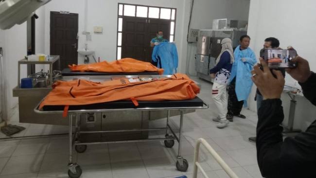 Jenazah ibu Asniwati (39) dan balitanya Dina Oktavia (4) yang tewas terikat di Hutan Landak. (Foto: Istimewa)