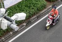 Pengendara sepeda motor melintas di bawah kamera pengawas atau Closed Circuit Television (CCTV) di Cipinang, Jakarta, Minggu (8/2/2026). (Foto: Antara/Darryl Ramadhan)