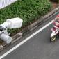 Pengendara sepeda motor melintas di bawah kamera pengawas atau Closed Circuit Television (CCTV) di Cipinang, Jakarta, Minggu (8/2/2026). (Foto: Antara/Darryl Ramadhan)