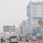 Kondisi kabut asap yang menyelimuti Kota Pontianak pada Kamis (27/8/2026). (Foto: Antara/Dedi)