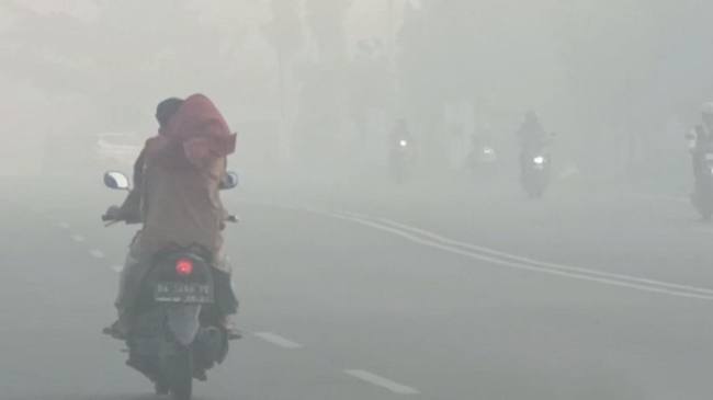 Kabut asap di Banjarbaru. (Foto: detikKalimantan/Khairun Nisa)