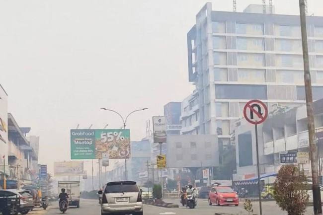 Kondisi kabut asap yang menyelimuti Kota Pontianak pada Kamis (27/8/2026). (Foto: Antara/Dedi)