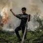 Petugas pemadam kebakaran Dinas Kehutanan Kalteng menggulung slang saat pemadaman kebakaran lahan gambut di Kelurahan Bukit Tunggal, Palangka Raya, Kalimantan Tengah, Minggu (12/07/2026). (Foto: HO-Antara)