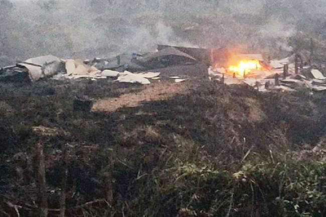 Satu rumah warga di Desa Harapan Baru, Kecamatan Dadahup, Kabupaten Kapuas, ludes terbakar, diduga dipicu oleh api dari karhutla, Kamis (27/8/2026). (Foto: HO-BPBD Kapuas)