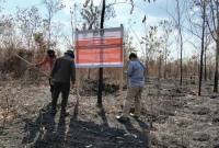 Petugas Kemenhut memasang papan pengawasan salah satu perusahaan yang dibekukan izinnya karena karhutla di areal kerjanya di Kalimantan Barat. (Foto: HO-Kemenhut)