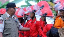 Kepala BPBD Kotawaringin Timur Multazam bersama Masyarakat Pemadam Api. (Foto: Dok BPBD Kotim)