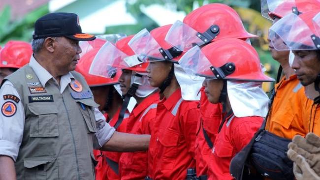 Kepala BPBD Kotawaringin Timur Multazam bersama Masyarakat Pemadam Api. (Foto: Dok BPBD Kotim)