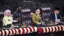 Ketua DPR RI Puan Maharani (tengah) didampingi Wakil Ketua DPR Sufmi Dasco Ahmad (kanan) dan Sari Yuliati (kiri) membuka Rapat Paripurna Masa Persidangan I DPR Tahun Sidang 2026-2027 di Gedung Nusantara, Kompleks Parlemen, Jakarta, Jumat (14/8/2026). (Foto: Antara/Asprilla Dwi A)