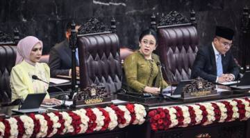 Ketua DPR RI Puan Maharani (tengah) didampingi Wakil Ketua DPR Sufmi Dasco Ahmad (kanan) dan Sari Yuliati (kiri) membuka Rapat Paripurna Masa Persidangan I DPR Tahun Sidang 2026-2027 di Gedung Nusantara, Kompleks Parlemen, Jakarta, Jumat (14/8/2026). (Foto: Antara/Asprilla Dwi A)
