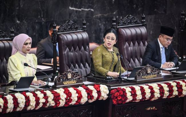 Ketua DPR RI Puan Maharani (tengah) didampingi Wakil Ketua DPR Sufmi Dasco Ahmad (kanan) dan Sari Yuliati (kiri) membuka Rapat Paripurna Masa Persidangan I DPR Tahun Sidang 2026-2027 di Gedung Nusantara, Kompleks Parlemen, Jakarta, Jumat (14/8/2026). (Foto: Antara/Asprilla Dwi A)