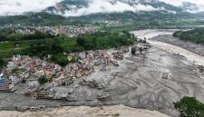 Lumpur penuhi permukiman di Nepal usai banjir bandang. (Foto: REUTERS/Navesh Chitrakar)