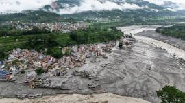 Lumpur penuhi permukiman di Nepal usai banjir bandang. (Foto: REUTERS/Navesh Chitrakar)