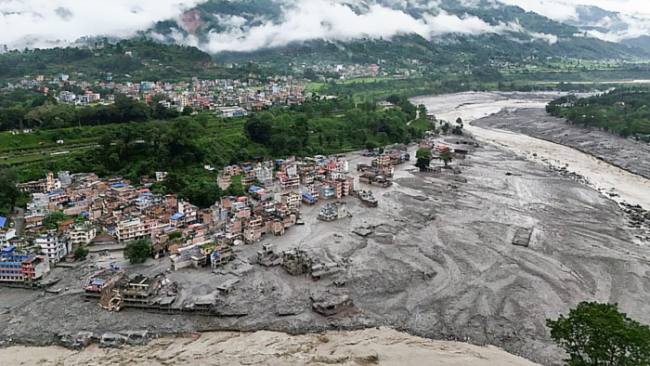 Lumpur penuhi permukiman di Nepal usai banjir bandang. (Foto: REUTERS/Navesh Chitrakar)