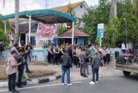 Massa menggeruduk kantor PLN Palangka Raya karena target pemadaman listrik selesai pada 5 Agustus 2026 belum terlaksana. (Foto: Istimewa)