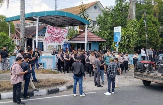 Massa menggeruduk kantor PLN Palangka Raya karena target pemadaman listrik selesai pada 5 Agustus 2026 belum terlaksana. (Foto: Istimewa)