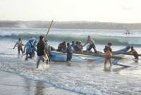 Foto Ilustrasi - Nelayan beraktivitas di tengah gelombang air laut. (Foto: HO-Shutterstock)