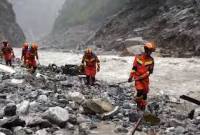 Petugas pemadam kebakaran dan penyelamatan melakukan operasi pencarian dan penyelamatan sejauh 2 kilometer dari Pelabuhan Gyirong, beberapa hari setelah peristiwa tanah longsor pada 26 Agustus yang menghancurkan pelabuhan tersebut, di Kabupaten Gyirong, wilayah Tibet di Tiongkok bagian barat, Sabtu (29/8/2026). (Foto: AFP)