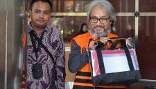 Tersangka kasus dugaan korupsi restitusi pajak di lingkungan Kantor Pelayanan Pajak (KPP) Madya Banjarmasin Mulyono Purwo Wijoyo (kanan) berjalan keluar usai menjalani pemeriksaan di Gedung Merah Putih KPK, Jakarta, Selasa (12/5/2026). (Foto: Antara/Reno Esnir)