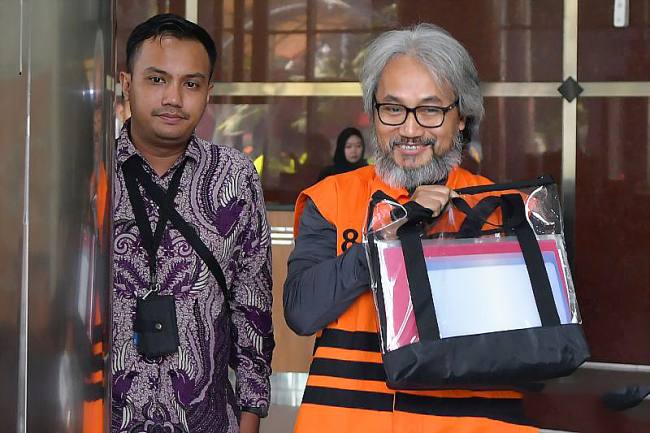 Tersangka kasus dugaan korupsi restitusi pajak di lingkungan Kantor Pelayanan Pajak (KPP) Madya Banjarmasin Mulyono Purwo Wijoyo (kanan) berjalan keluar usai menjalani pemeriksaan di Gedung Merah Putih KPK, Jakarta, Selasa (12/5/2026). (Foto: Antara/Reno Esnir)