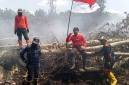 Petugas pemadam rayakan Hari Kemerdekaan di lokasi karhutla. (Foto: HO-BPBD Kobar)