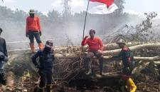 Petugas pemadam rayakan Hari Kemerdekaan di lokasi karhutla. (Foto: HO-BPBD Kobar)