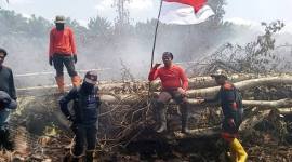 Petugas pemadam rayakan Hari Kemerdekaan di lokasi karhutla. (Foto: HO-BPBD Kobar)