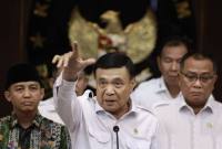 Menteri Koordinator Bidang Politik dan Keamanan (Menko Polkam) Djamari Chaniago (tengah) didampingi Menteri Kehutanan Raja Juli Antoni (kiri) dan Menteri Lingkungan Hidup Mohammad Jumhur Hidayat (kanan) menyampaikan keterangan pers usai rapat koordinasi penanganan kebakaran hutan dan lahan di Gedung Utama Kemenko Polkam, Jakarta, Senin (10/8/2026). 