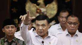 Menteri Koordinator Bidang Politik dan Keamanan (Menko Polkam) Djamari Chaniago (tengah) didampingi Menteri Kehutanan Raja Juli Antoni (kiri) dan Menteri Lingkungan Hidup Mohammad Jumhur Hidayat (kanan) menyampaikan keterangan pers usai rapat koordinasi penanganan kebakaran hutan dan lahan di Gedung Utama Kemenko Polkam, Jakarta, Senin (10/8/2026). 