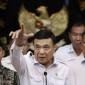 Menteri Koordinator Bidang Politik dan Keamanan (Menko Polkam) Djamari Chaniago (tengah) didampingi Menteri Kehutanan Raja Juli Antoni (kiri) dan Menteri Lingkungan Hidup Mohammad Jumhur Hidayat (kanan) menyampaikan keterangan pers usai rapat koordinasi penanganan kebakaran hutan dan lahan di Gedung Utama Kemenko Polkam, Jakarta, Senin (10/8/2026). 