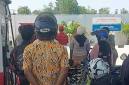 Pembeli BBM berdiri tegak untuk menghormati bendera merah putih di SPBU Bundaran Tudung Saji, Kecamatan Arut Selatan, Kabupaten Kotawaringin Barat (Kobar). (Foto: Istimewa)