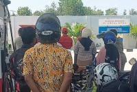 Pembeli BBM berdiri tegak untuk menghormati bendera merah putih di SPBU Bundaran Tudung Saji, Kecamatan Arut Selatan, Kabupaten Kotawaringin Barat (Kobar). (Foto: Istimewa)