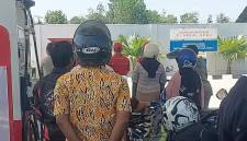 Pembeli BBM berdiri tegak untuk menghormati bendera merah putih di SPBU Bundaran Tudung Saji, Kecamatan Arut Selatan, Kabupaten Kotawaringin Barat (Kobar). (Foto: Istimewa)