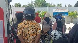 Pembeli BBM berdiri tegak untuk menghormati bendera merah putih di SPBU Bundaran Tudung Saji, Kecamatan Arut Selatan, Kabupaten Kotawaringin Barat (Kobar). (Foto: Istimewa)