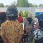 Pembeli BBM berdiri tegak untuk menghormati bendera merah putih di SPBU Bundaran Tudung Saji, Kecamatan Arut Selatan, Kabupaten Kotawaringin Barat (Kobar). (Foto: Istimewa)