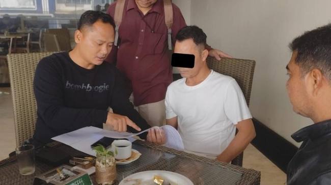 WNA Vietnam ditangkap di Pontianak diduga terlibat dalam jaringan perdagangan ilegal sisik trenggiling. (Foto: HO-Kemenhut)