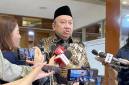 Wakil Ketua Komisi X DPR Lalu Hadrian Irfani menjawab pertanyaan pers di kompleks parlemen, Senayan, Jakarta, Senin (21/9/2026). (Foto: Antara/Fath Putra M)