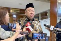 Wakil Ketua Komisi X DPR Lalu Hadrian Irfani menjawab pertanyaan pers di kompleks parlemen, Senayan, Jakarta, Senin (21/9/2026). (Foto: Antara/Fath Putra M)