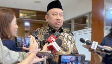 Wakil Ketua Komisi X DPR Lalu Hadrian Irfani menjawab pertanyaan pers di kompleks parlemen, Senayan, Jakarta, Senin (21/9/2026). (Foto: Antara/Fath Putra M)