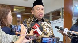 Wakil Ketua Komisi X DPR Lalu Hadrian Irfani menjawab pertanyaan pers di kompleks parlemen, Senayan, Jakarta, Senin (21/9/2026). (Foto: Antara/Fath Putra M)