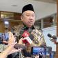 Wakil Ketua Komisi X DPR Lalu Hadrian Irfani menjawab pertanyaan pers di kompleks parlemen, Senayan, Jakarta, Senin (21/9/2026). (Foto: Antara/Fath Putra M)