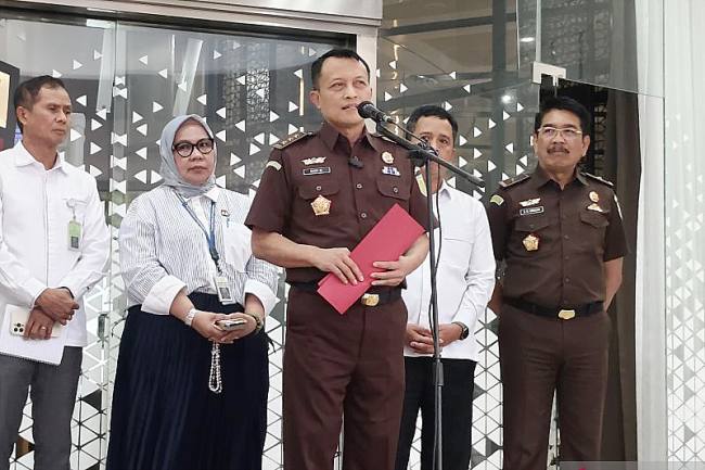 Koordinator Tim 9 sekaligus Jaksa Agung Muda Bidang Pengawasan (Jamwas) Rudi Margono (tengah) berbicara dalam konferensi pers di Gedung Jampisus Kejaksaan Agung, Jakarta, Selasa (15/9/2026). (Foto: Antara/Nadia Putri R)