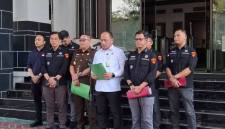 Kepala Pusat Penerangan Hukum (Kapuspenkum) Kejaksaan Agung Anang Supriatna (tengah) memberikan keterangan pers di Gedung Kejari Jakarta Pusat, Jakarta Pusat, Selasa (29/9/2026). (Foto: Antara/Nadia Putri R)