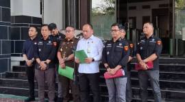 Kepala Pusat Penerangan Hukum (Kapuspenkum) Kejaksaan Agung Anang Supriatna (tengah) memberikan keterangan pers di Gedung Kejari Jakarta Pusat, Jakarta Pusat, Selasa (29/9/2026). (Foto: Antara/Nadia Putri R)