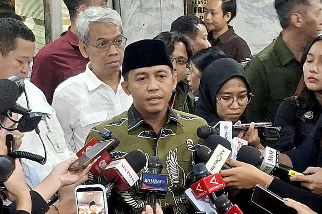 Menteri Kehutanan Raja Juli Antoni memberikan keterangan kepada wartawan seusai rapat kerja bersama Komisi IV DPR RI di Kompleks Parlemen, Senayan, Jakarta, Rabu (16/9/2026). (Foto: Antara/Aria Ananda)