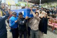 Sejumlah keluarga membawa peti jenazah Erick Maisul (37) korban insiden Kapal Motor (KM) Virgo Transport 8 di perairan Laut Jawa saat tiba rumah duka Kampung Panyingkiran, Desa Situsaeur, Kecamatan Karangpawitan, Kabupaten Garut, Jawa Barat, Rabu (16/9/2026). (Foto: Antara/Feri Purnama)