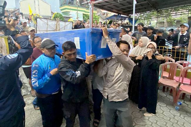 Sejumlah keluarga membawa peti jenazah Erick Maisul (37) korban insiden Kapal Motor (KM) Virgo Transport 8 di perairan Laut Jawa saat tiba rumah duka Kampung Panyingkiran, Desa Situsaeur, Kecamatan Karangpawitan, Kabupaten Garut, Jawa Barat, Rabu (16/9/2026). (Foto: Antara/Feri Purnama)
